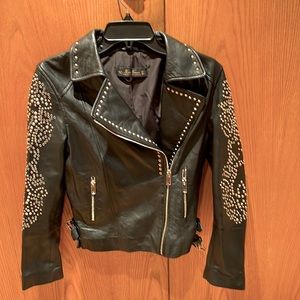 Fitted biker leather jacket. Two zip from pockets. Fully lined